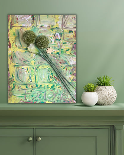 Dreidimensionales Acrylgemälde auf Leinwand (80 x 60 cm). Zwei grüne, kugelförmige Blütenstände dominieren das Bild, begleitet von einer großen, hellen, lilienartigen Blüte und einer kleinen, gelben, sternförmigen Blüte. Der Hintergrund zeigt abstrakte, grüne und gelbe Farbwirbel. ARTSPACER