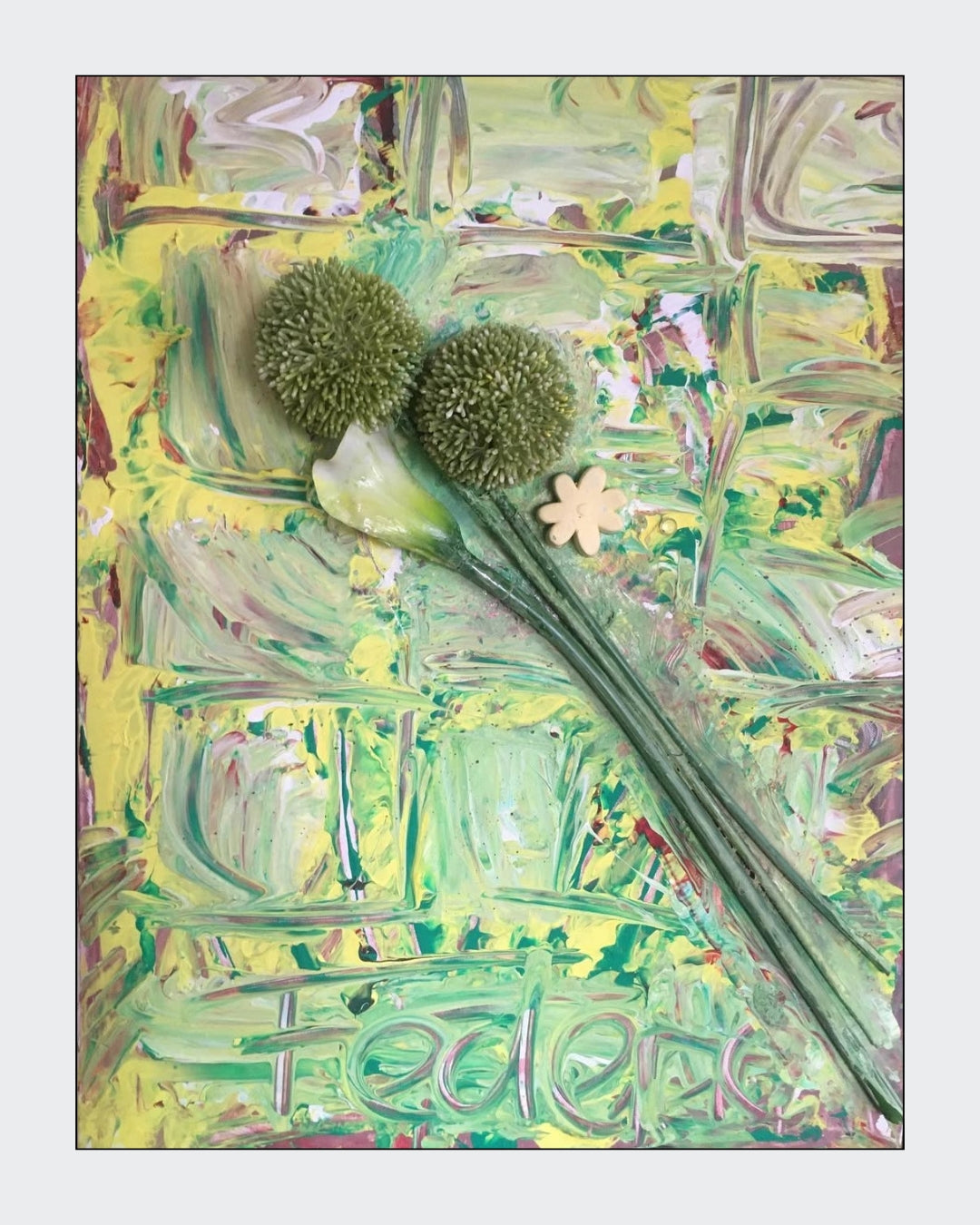 Dreidimensionales Acrylgemälde auf Leinwand (80 x 60 cm). Zwei grüne, kugelförmige Blütenstände dominieren das Bild, begleitet von einer großen, hellen, lilienartigen Blüte und einer kleinen, gelben, sternförmigen Blüte. Der Hintergrund zeigt abstrakte, grüne und gelbe Farbwirbel. ARTSPACER