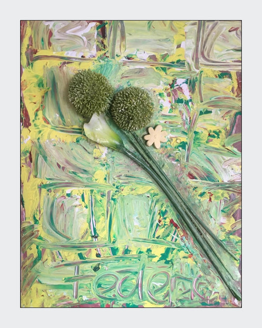 Dreidimensionales Acrylgemälde auf Leinwand (80 x 60 cm). Zwei grüne, kugelförmige Blütenstände dominieren das Bild, begleitet von einer großen, hellen, lilienartigen Blüte und einer kleinen, gelben, sternförmigen Blüte. Der Hintergrund zeigt abstrakte, grüne und gelbe Farbwirbel. ARTSPACER