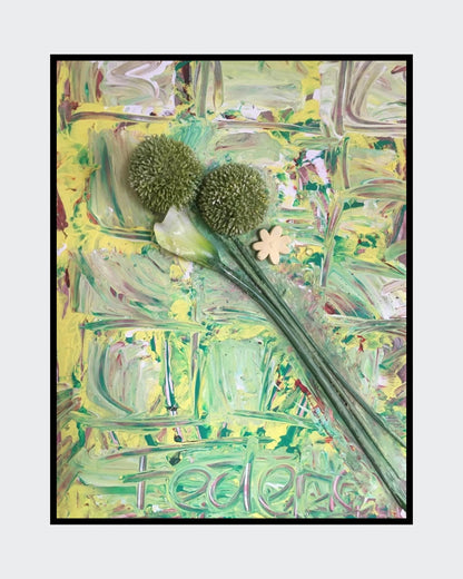 Dreidimensionales Acrylgemälde auf Leinwand (80 x 60 cm). Zwei grüne, kugelförmige Blütenstände dominieren das Bild, begleitet von einer großen, hellen, lilienartigen Blüte und einer kleinen, gelben, sternförmigen Blüte. Der Hintergrund zeigt abstrakte, grüne und gelbe Farbwirbel. ARTSPACER