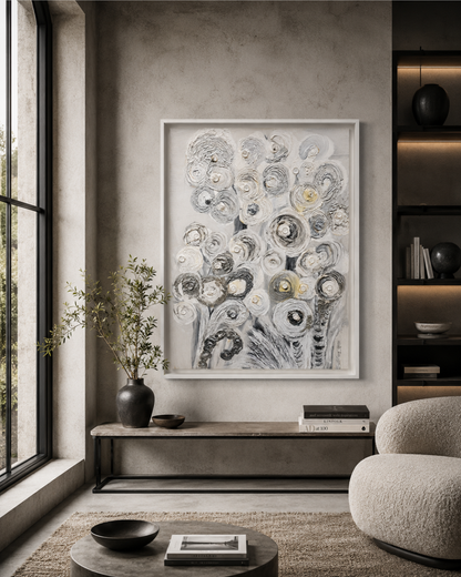 Reliefartiges Kunstwerk „Eisblumen“ von FEDERICA in Silber und Weiß mit floralen Strukturformen, eingearbeiteten Kristallen und weißem Schattenrahmen.
