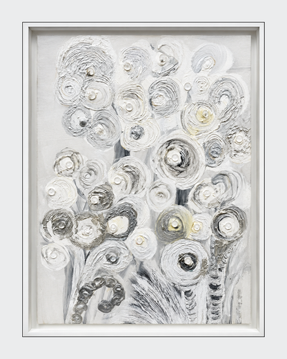 Reliefartiges Kunstwerk „Eisblumen“ von FEDERICA in Silber und Weiß mit floralen Strukturformen, eingearbeiteten Kristallen und weißem Schattenrahmen.