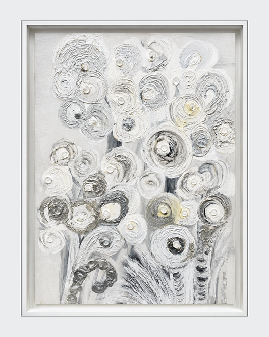 Reliefartiges Kunstwerk „Eisblumen“ von FEDERICA in Silber und Weiß mit floralen Strukturformen, eingearbeiteten Kristallen und weißem Schattenrahmen.