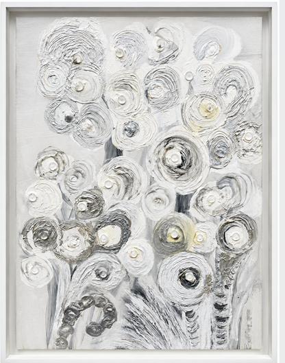 Reliefartiges Kunstwerk „Eisblumen“ von FEDERICA in Silber und Weiß mit floralen Strukturformen, eingearbeiteten Kristallen und weißem Schattenrahmen.
