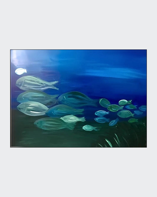 Gemälde "Fischschwarm" von Federica, Acryl auf Leinwand, 80x60 cm. Darstellung eines Fischschwarms in verschiedenen Blautönen auf dunklem Hintergrund. ARTSPACER