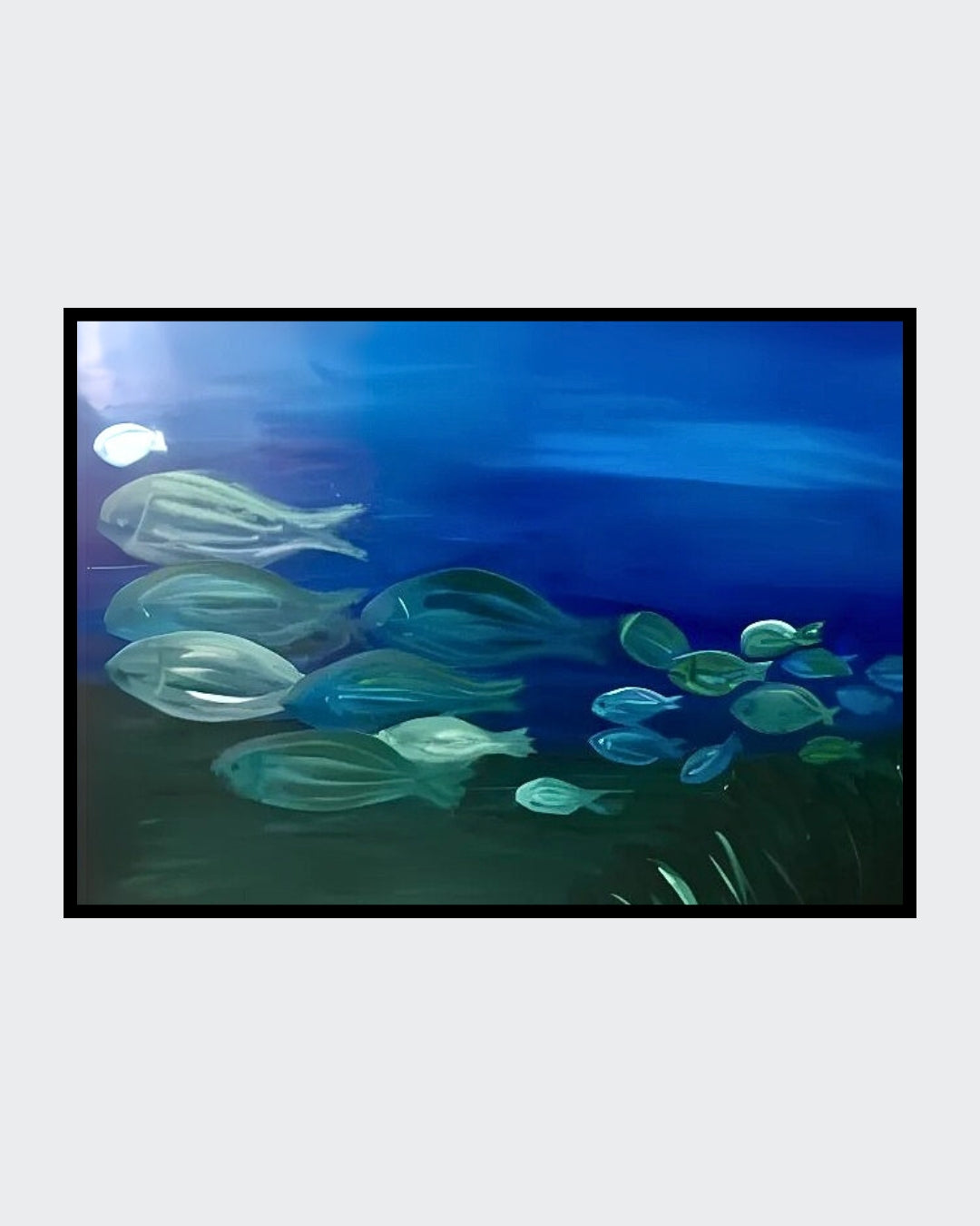 Gemälde "Fischschwarm" von Federica, Acryl auf Leinwand, 80x60 cm. Darstellung eines Fischschwarms in verschiedenen Blautönen auf dunklem Hintergrund. ARTSPACER