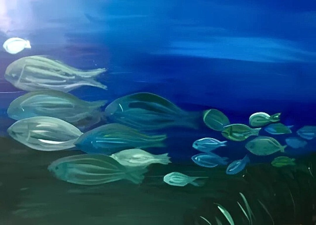 Gemälde "Fischschwarm" von Federica, Acryl auf Leinwand, 80x60 cm. Darstellung eines Fischschwarms in verschiedenen Blautönen auf dunklem Hintergrund. / ARTSPACER