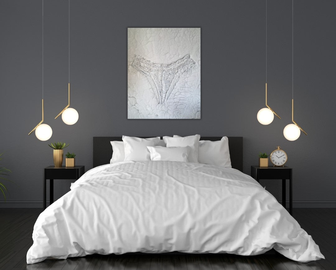 Gemälde "Fragment der Intimität" von Federica, Textil auf Leinwand mit Acryl, 80x60 cm. Eingebettetes Textil, das an einen Slip erinnert, mit Perlen auf gerissener Leinwand in Grautönen. ARTSPACER