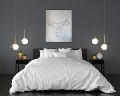 Gemälde "Fragment der Intimität" von Federica, Textil auf Leinwand mit Acryl, 80x60 cm. Eingebettetes Textil, das an einen Slip erinnert, mit Perlen auf gerissener Leinwand in Grautönen. ARTSPACER