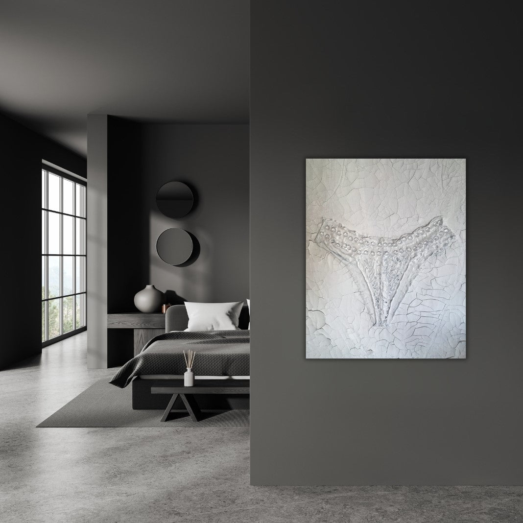 Gemälde "Fragment der Intimität" von Federica, Textil auf Leinwand mit Acryl, 80x60 cm. Eingebettetes Textil, das an einen Slip erinnert, mit Perlen auf gerissener Leinwand in Grautönen. ARTSPACER