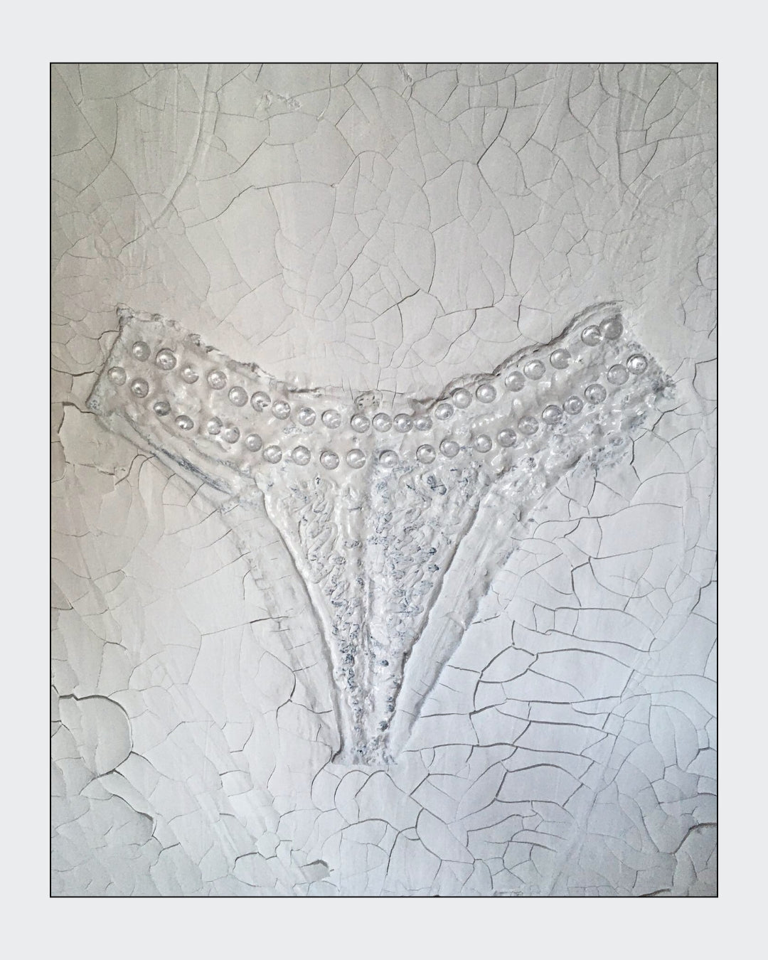 Gemälde "Fragment der Intimität" von Federica, Textil auf Leinwand mit Acryl, 80x60 cm. Eingebettetes Textil, das an einen Slip erinnert, mit Perlen auf gerissener Leinwand in Grautönen. ARTSPACER