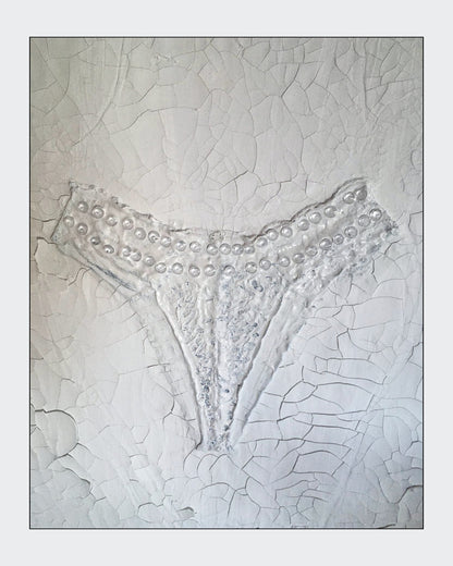 Gemälde "Fragment der Intimität" von Federica, Textil auf Leinwand mit Acryl, 80x60 cm. Eingebettetes Textil, das an einen Slip erinnert, mit Perlen auf gerissener Leinwand in Grautönen. ARTSPACER