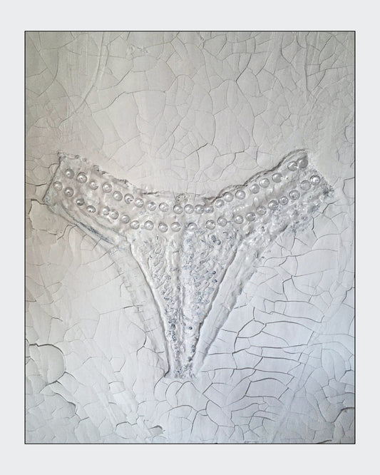 Gemälde "Fragment der Intimität" von Federica, Textil auf Leinwand mit Acryl, 80x60 cm. Eingebettetes Textil, das an einen Slip erinnert, mit Perlen auf gerissener Leinwand in Grautönen. ARTSPACER