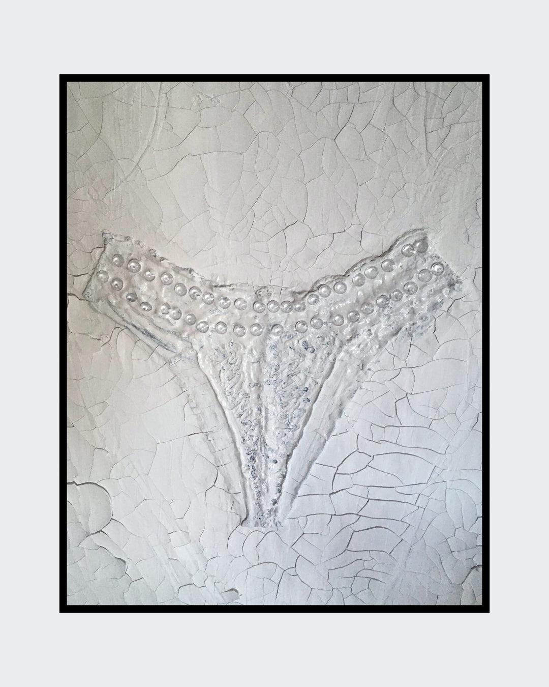 Gemälde "Fragment der Intimität" von Federica, Textil auf Leinwand mit Acryl, 80x60 cm. Eingebettetes Textil, das an einen Slip erinnert, mit Perlen auf gerissener Leinwand in Grautönen. ARTSPACER