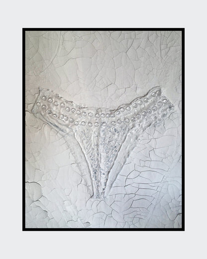 Gemälde "Fragment der Intimität" von Federica, Textil auf Leinwand mit Acryl, 80x60 cm. Eingebettetes Textil, das an einen Slip erinnert, mit Perlen auf gerissener Leinwand in Grautönen. ARTSPACER