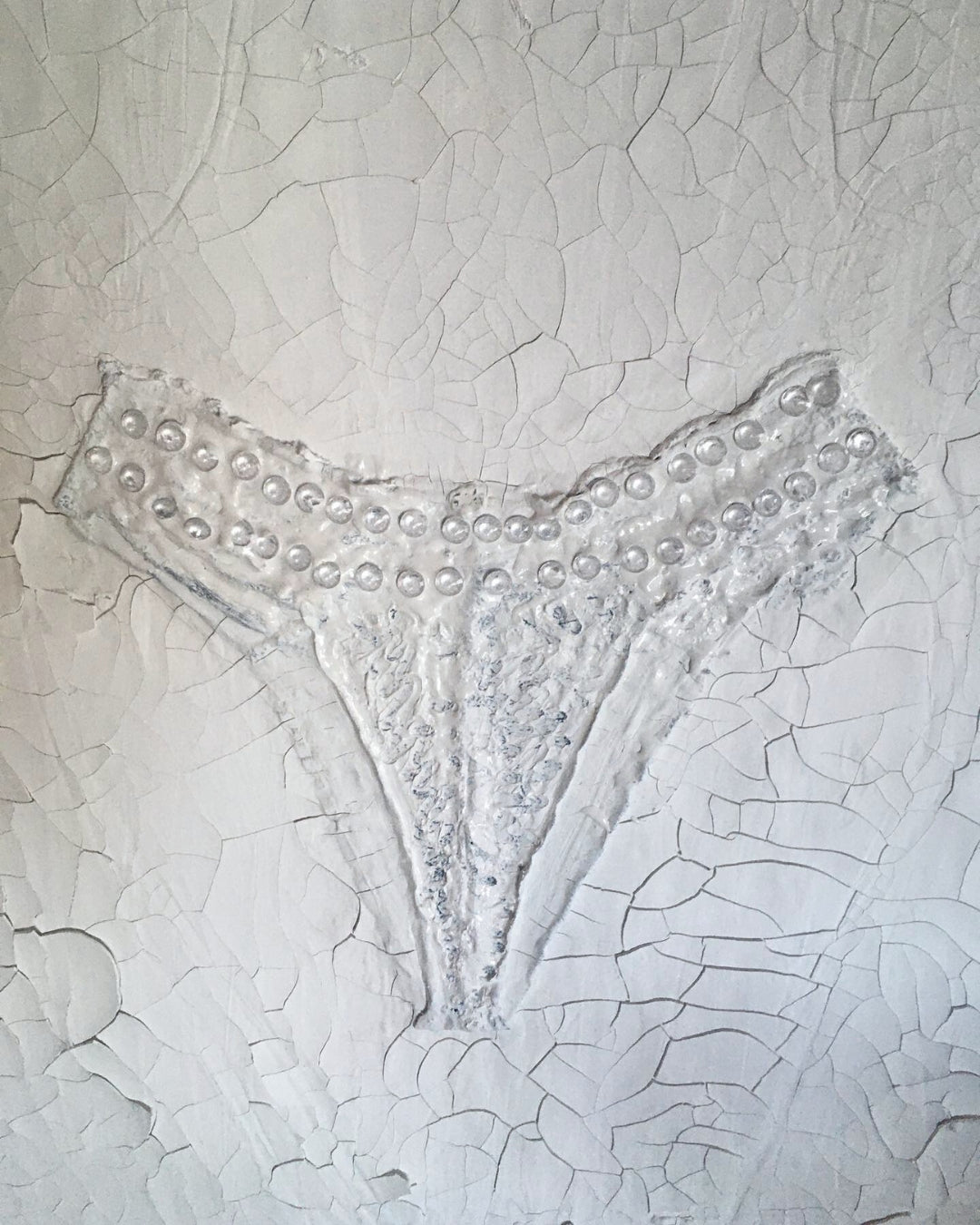 Gemälde "Fragment der Intimität" von Federica, Textil auf Leinwand mit Acryl, 80x60 cm. Eingebettetes Textil, das an einen Slip erinnert, mit Perlen auf gerissener Leinwand in Grautönen. ARTSPACER