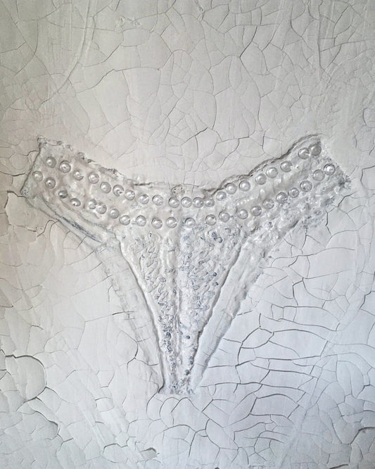 Gemälde "Fragment der Intimität" von Federica, Textil auf Leinwand mit Acryl, 80x60 cm. Eingebettetes Textil, das an einen Slip erinnert, mit Perlen auf gerissener Leinwand in Grautönen. ARTSPACER