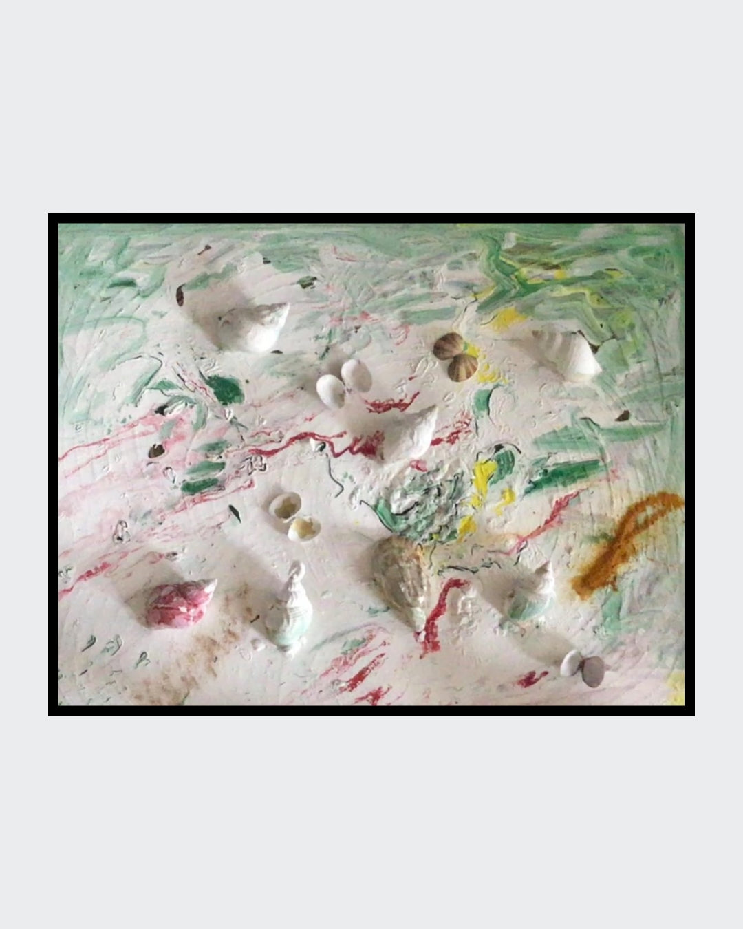 Abstraktes Acrylgemälde 'Fruits de Mer' von Federica (50 x 60 cm) mit reliefartigen Strukturen und maritimen Elementen. Pastellige Farbtöne auf weißem Grund mit grünen, roten und gelben Akzenten. / ARTSPACER