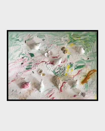 Abstraktes Acrylgemälde 'Fruits de Mer' von Federica (50 x 60 cm) mit reliefartigen Strukturen und maritimen Elementen. Pastellige Farbtöne auf weißem Grund mit grünen, roten und gelben Akzenten. / ARTSPACER