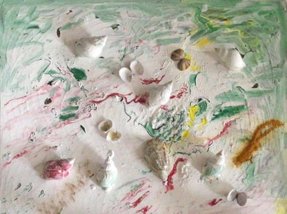 Abstraktes Acrylgemälde 'Fruits de Mer' von Federica (50 x 60 cm) mit reliefartigen Strukturen und maritimen Elementen. Pastellige Farbtöne auf weißem Grund mit grünen, roten und gelben Akzenten.