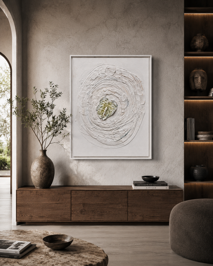 Reliefartiges Kunstwerk „Lilie“ von FEDERICA in Weiß- und hellen Naturtönen mit zentraler plastischer Lilienform, kreisförmiger Struktur und weißem Schattenrahmen.