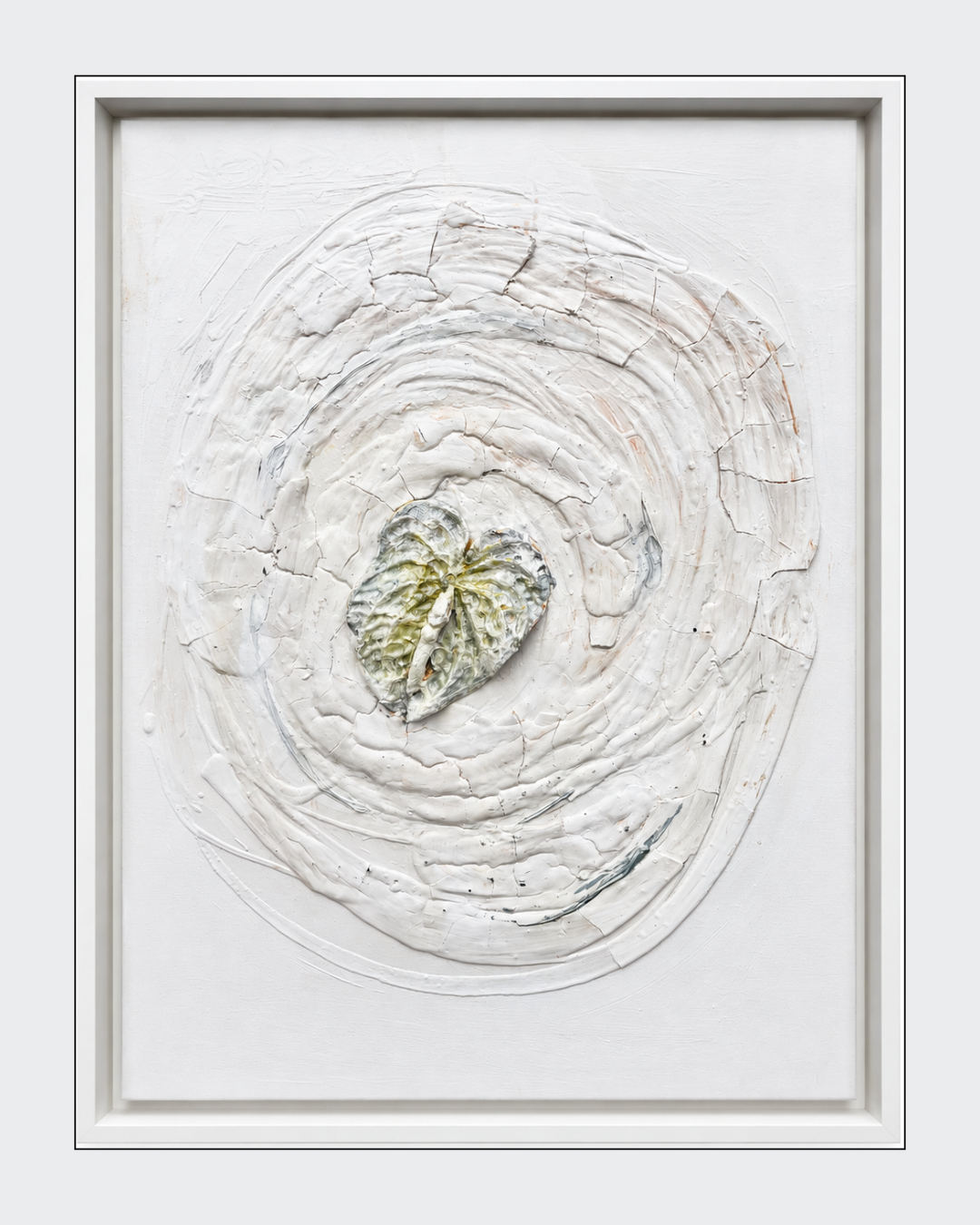 Reliefartiges Kunstwerk „Lilie“ von FEDERICA in Weiß- und hellen Naturtönen mit zentraler plastischer Lilienform, kreisförmiger Struktur und weißem Schattenrahmen.