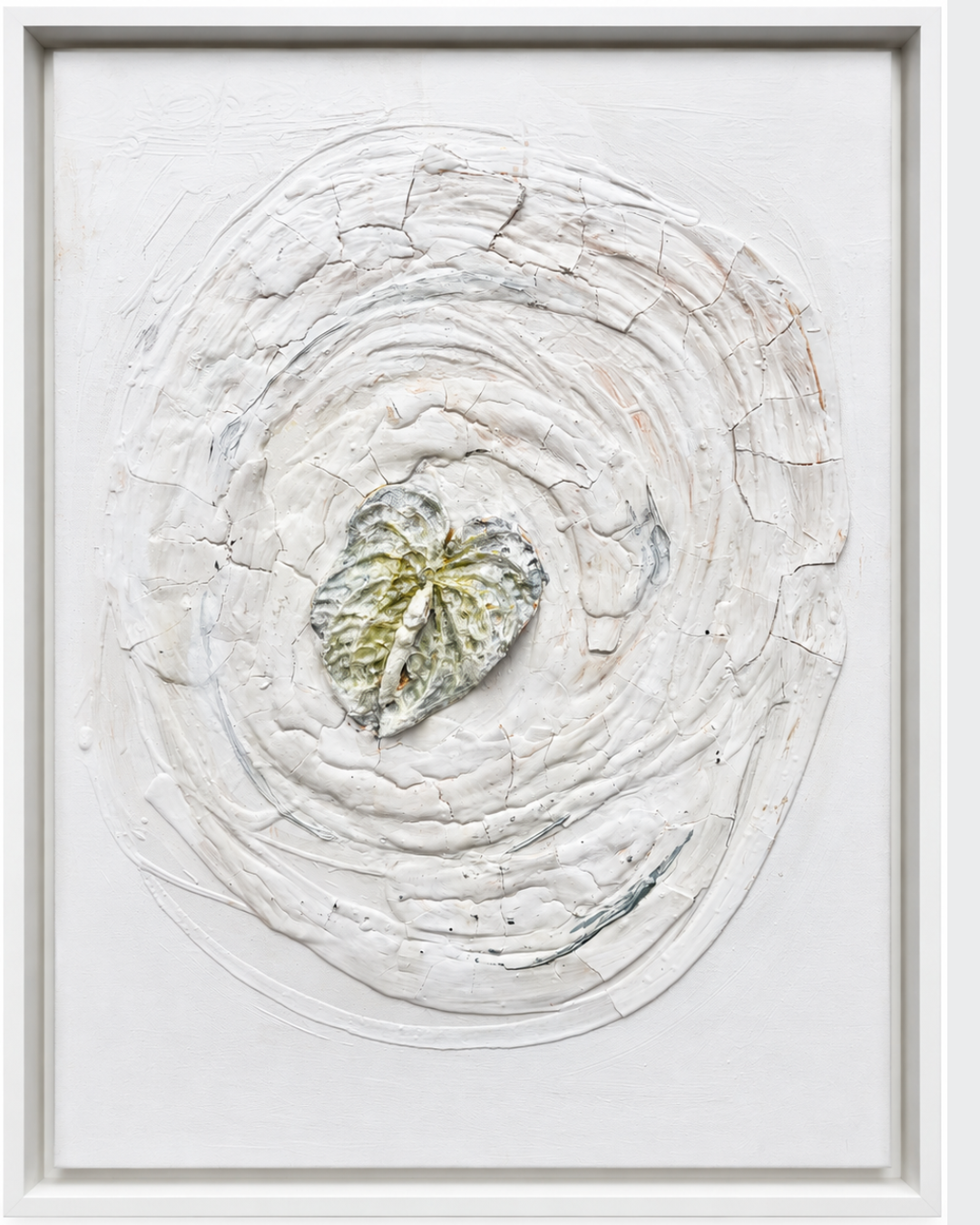 Reliefartiges Kunstwerk „Lilie“ von FEDERICA in Weiß- und hellen Naturtönen mit zentraler plastischer Lilienform, kreisförmiger Struktur und weißem Schattenrahmen.