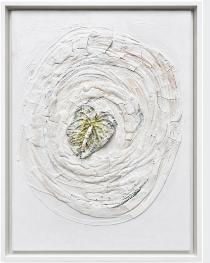 Reliefartiges Kunstwerk „Lilie“ von FEDERICA in Weiß- und hellen Naturtönen mit zentraler plastischer Lilienform, kreisförmiger Struktur und weißem Schattenrahmen.