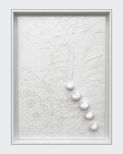 Reliefartiges Kunstwerk „Schnecken“ von FEDERICA in Weißtönen mit plastischen Schneckenformen, organischen Strukturflächen und weißem Schattenrahmen.