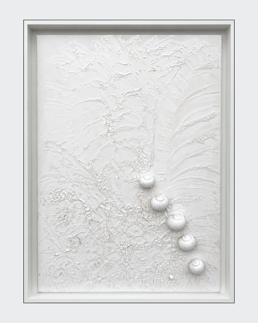 Reliefartiges Kunstwerk „Schnecken“ von FEDERICA in Weißtönen mit plastischen Schneckenformen, organischen Strukturflächen und weißem Schattenrahmen.