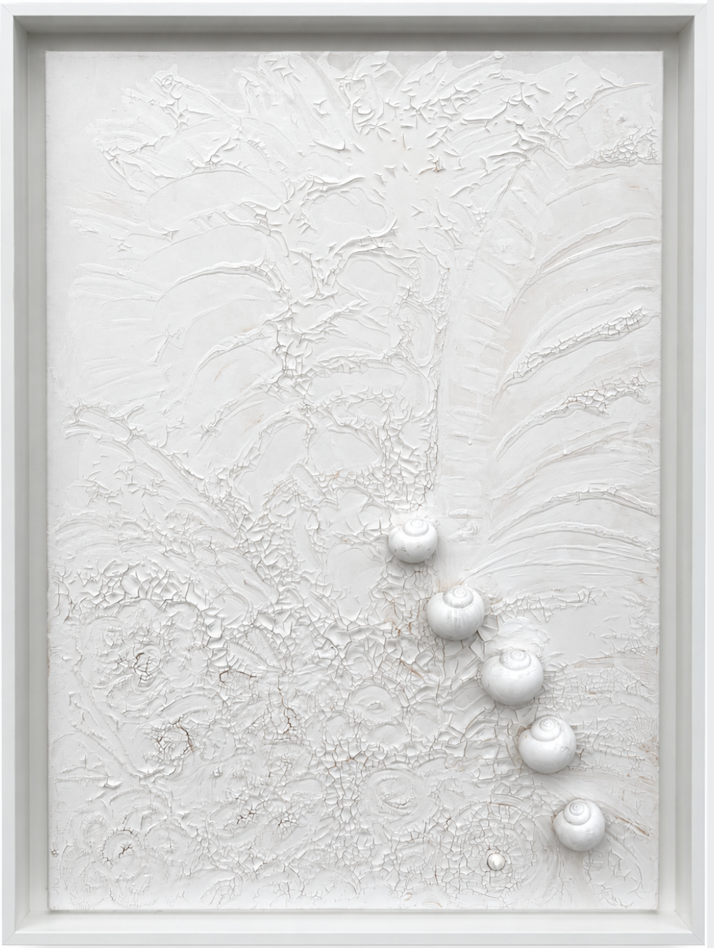 Reliefartiges Kunstwerk „Schnecken“ von FEDERICA in Weißtönen mit plastischen Schneckenformen, organischen Strukturflächen und weißem Schattenrahmen.