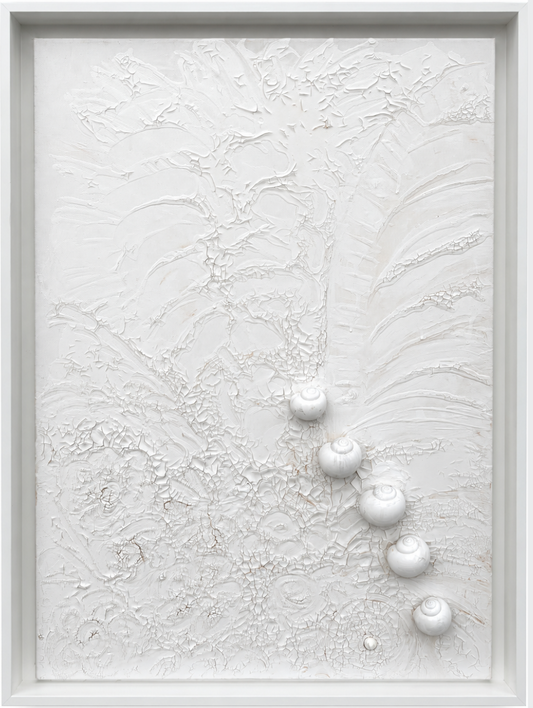 Reliefartiges Kunstwerk „Schnecken“ von FEDERICA in Weißtönen mit plastischen Schneckenformen, organischen Strukturflächen und weißem Schattenrahmen.