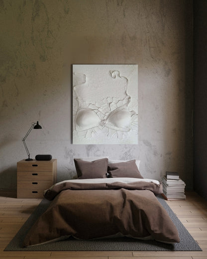 Gemälde "Verhüllte Wahrheit" von Federica, Textil auf Leinwand mit Acryl, 80x60 cm. Dreidimensionales Textilobjekt in Form eines Büstenhalters auf gerissener Leinwand in Weiß- und Grautönen.