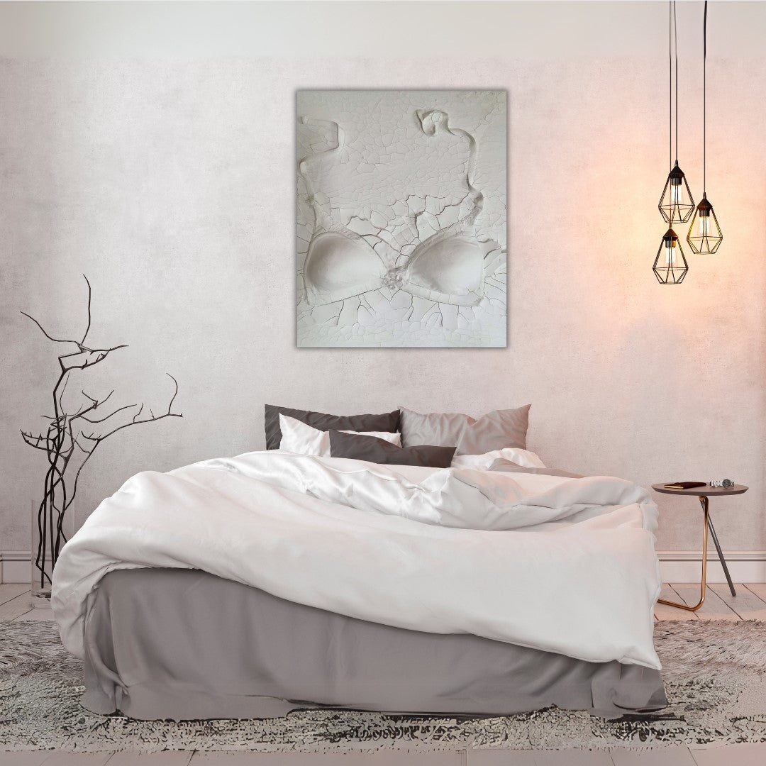 Gemälde "Verhüllte Wahrheit" von Federica, Textil auf Leinwand mit Acryl, 80x60 cm. Dreidimensionales Textilobjekt in Form eines Büstenhalters auf gerissener Leinwand in Weiß- und Grautönen.