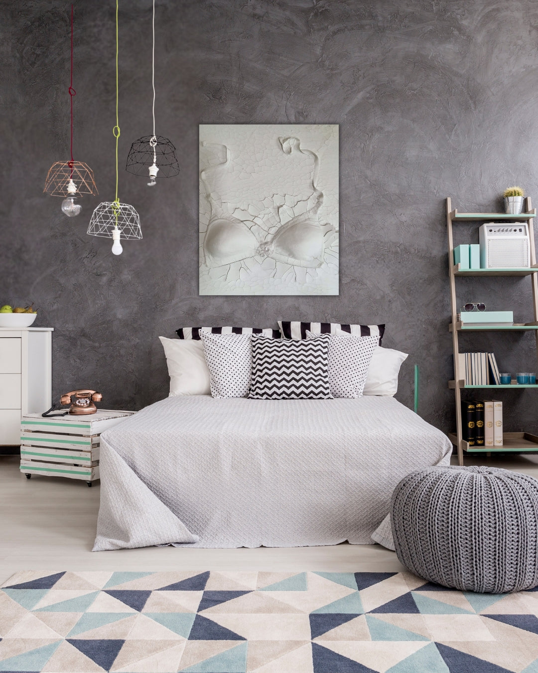 Gemälde "Verhüllte Wahrheit" von Federica, Textil auf Leinwand mit Acryl, 80x60 cm. Dreidimensionales Textilobjekt in Form eines Büstenhalters auf gerissener Leinwand in Weiß- und Grautönen.