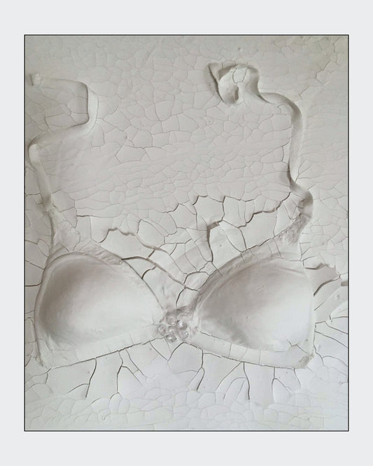 Gemälde "Verhüllte Wahrheit" von Federica, Textil auf Leinwand mit Acryl, 80x60 cm. Dreidimensionales Textilobjekt in Form eines Büstenhalters auf gerissener Leinwand in Weiß- und Grautönen. ARTSPACER