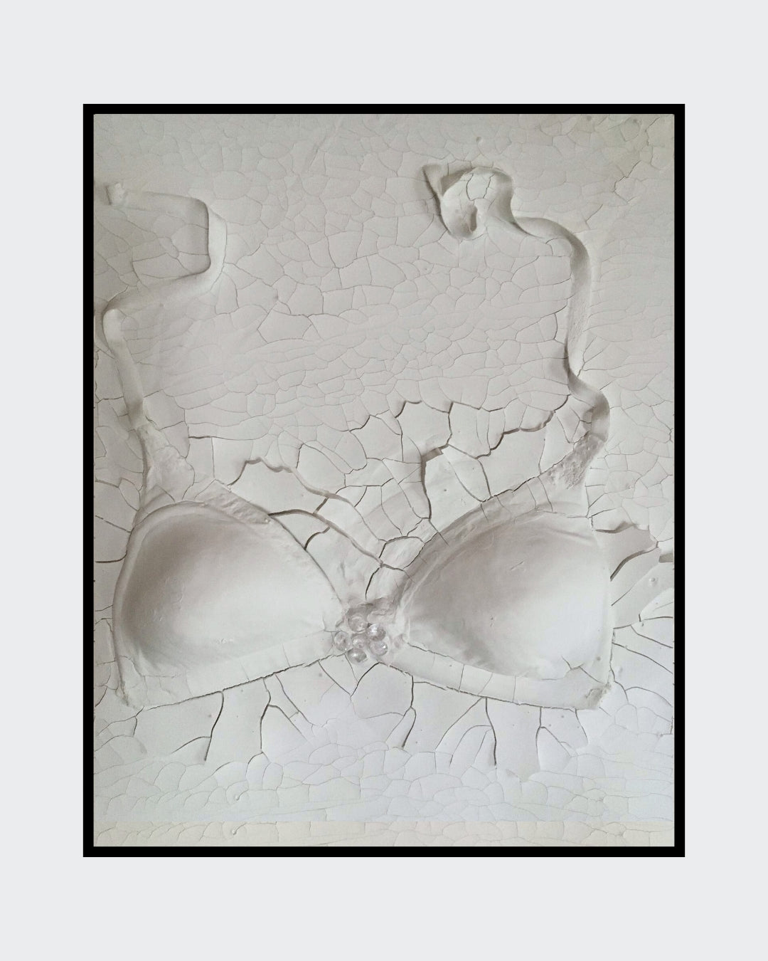 Gemälde "Verhüllte Wahrheit" von Federica, Textil auf Leinwand mit Acryl, 80x60 cm. Dreidimensionales Textilobjekt in Form eines Büstenhalters auf gerissener Leinwand in Weiß- und Grautönen. ARTSPACER