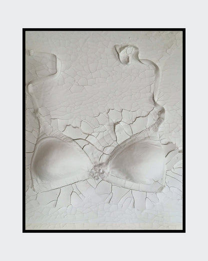 Gemälde "Verhüllte Wahrheit" von Federica, Textil auf Leinwand mit Acryl, 80x60 cm. Dreidimensionales Textilobjekt in Form eines Büstenhalters auf gerissener Leinwand in Weiß- und Grautönen. ARTSPACER