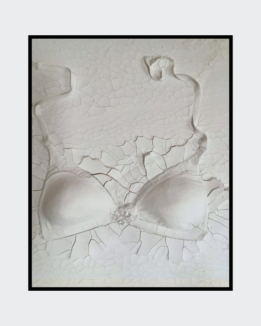 Gemälde "Verhüllte Wahrheit" von Federica, Textil auf Leinwand mit Acryl, 80x60 cm. Dreidimensionales Textilobjekt in Form eines Büstenhalters auf gerissener Leinwand in Weiß- und Grautönen. ARTSPACER