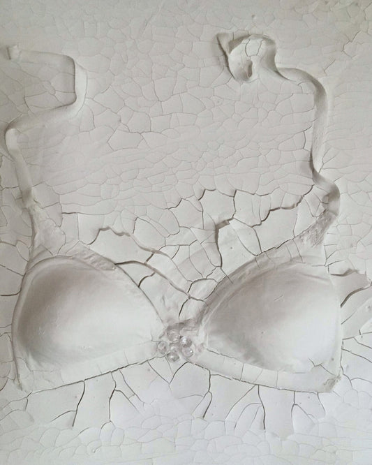 Gemälde "Verhüllte Wahrheit" von Federica, Textil auf Leinwand mit Acryl, 80x60 cm. Dreidimensionales Textilobjekt in Form eines Büstenhalters auf gerissener Leinwand in Weiß- und Grautönen. ARTSPACER