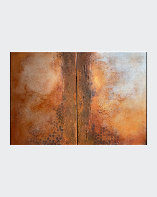 Abstraktes zweiteiliges Mixed-Media-Diptychon in erdigen Rost-, Braun-, Beige- und Ockertönen mit strukturierter Oberfläche, dunklen wabenartigen Mustern und einem markanten vertikalen Bruch in der Bildmitte.