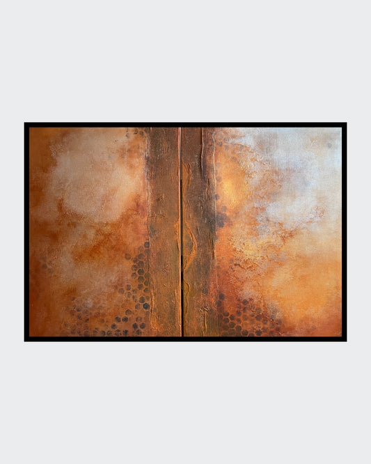Abstraktes zweiteiliges Mixed-Media-Diptychon in erdigen Rost-, Braun-, Beige- und Ockertönen mit strukturierter Oberfläche, dunklen wabenartigen Mustern und einem markanten vertikalen Bruch in der Bildmitte.