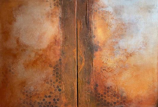 Abstraktes zweiteiliges Mixed-Media-Diptychon in erdigen Rost-, Braun-, Beige- und Ockertönen mit strukturierter Oberfläche, dunklen wabenartigen Mustern und einem markanten vertikalen Bruch in der Bildmitte.