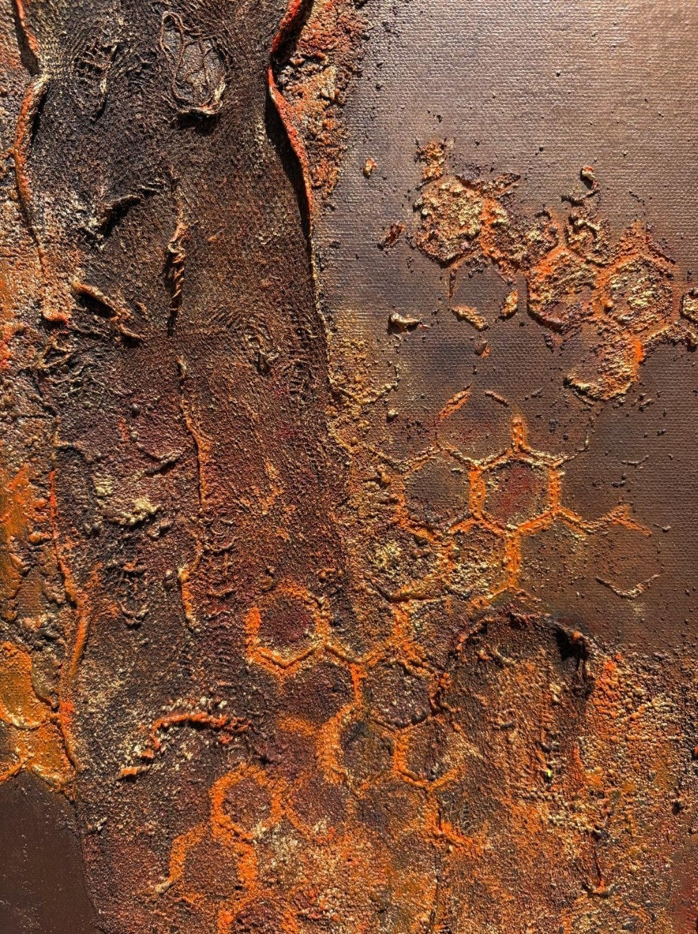 Abstraktes Mixed-Media-Gemälde im Hochformat mit einer großflächigen kreisförmigen Struktur in Kupfer-, Gold-, Rost- und Brauntönen auf taupefarbenem Hintergrund, mit stark reliefartiger Oberfläche, dunklen vertikalen Partien und wabenartigen Mustern im unteren Bereich.