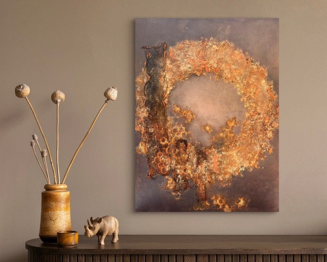 Abstraktes Mixed-Media-Gemälde im Hochformat mit einer großflächigen kreisförmigen Struktur in Kupfer-, Gold-, Rost- und Brauntönen auf taupefarbenem Hintergrund, mit stark reliefartiger Oberfläche, dunklen vertikalen Partien und wabenartigen Mustern im unteren Bereich.