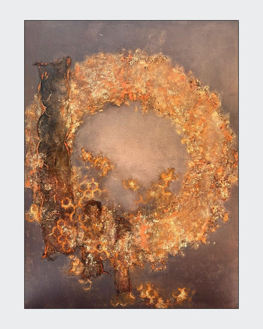 Abstraktes Mixed-Media-Gemälde im Hochformat mit einer großflächigen kreisförmigen Struktur in Kupfer-, Gold-, Rost- und Brauntönen auf taupefarbenem Hintergrund, mit stark reliefartiger Oberfläche, dunklen vertikalen Partien und wabenartigen Mustern im unteren Bereich.