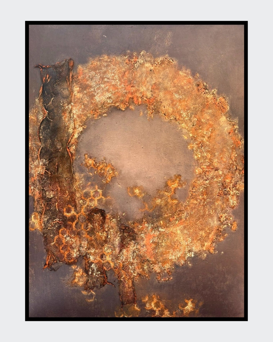 Abstraktes Mixed-Media-Gemälde im Hochformat mit einer großflächigen kreisförmigen Struktur in Kupfer-, Gold-, Rost- und Brauntönen auf taupefarbenem Hintergrund, mit stark reliefartiger Oberfläche, dunklen vertikalen Partien und wabenartigen Mustern im unteren Bereich.