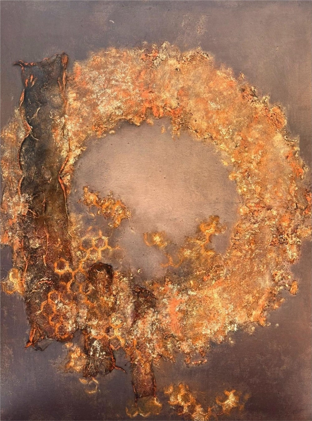Abstraktes Mixed-Media-Gemälde im Hochformat mit einer großflächigen kreisförmigen Struktur in Kupfer-, Gold-, Rost- und Brauntönen auf taupefarbenem Hintergrund, mit stark reliefartiger Oberfläche, dunklen vertikalen Partien und wabenartigen Mustern im unteren Bereich.
