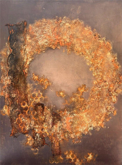 Abstraktes Mixed-Media-Gemälde im Hochformat mit einer großflächigen kreisförmigen Struktur in Kupfer-, Gold-, Rost- und Brauntönen auf taupefarbenem Hintergrund, mit stark reliefartiger Oberfläche, dunklen vertikalen Partien und wabenartigen Mustern im unteren Bereich.