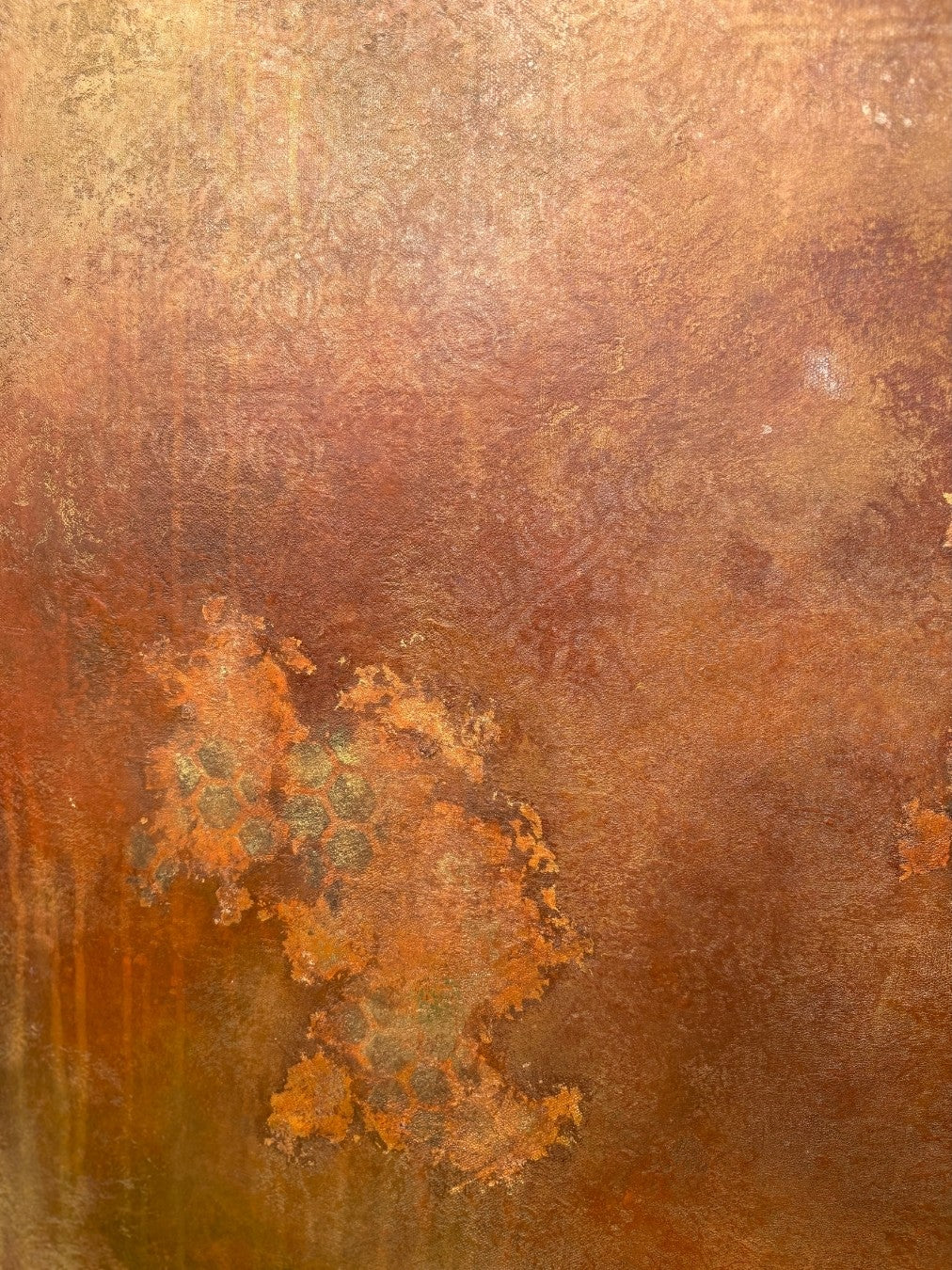 Abstraktes Mixed-Media-Gemälde in erdigen Ocker-, Rost-, Braun- und Goldtönen mit strukturierter Oberfläche, ornamental wirkenden Mustern und unregelmäßigen hellen Akzenten im Hochformat.